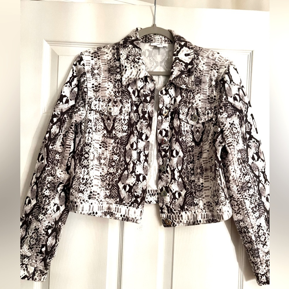 Bar III Stretch Snake Skin Denim Jacket Cropped Sz Large.